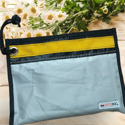 SUSTAINABLE LIGHTWEIGHT THROUGH CLUTCH TYPE DOCUMENT HOLDER. CABLES, IPAD, NECESSARYOr use it as a toiletry bag.