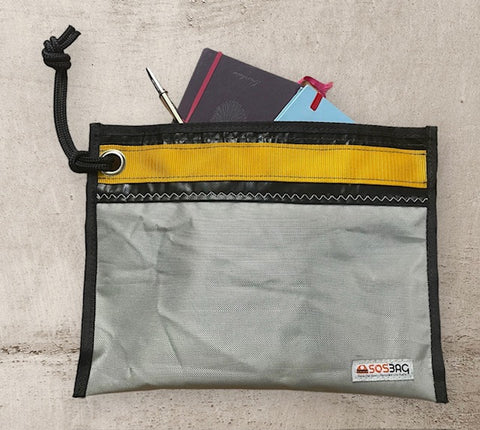 SUSTAINABLE LIGHTWEIGHT THROUGH CLUTCH TYPE DOCUMENT HOLDER. CABLES, IPAD, NECESSARYOr use it as a toiletry bag.