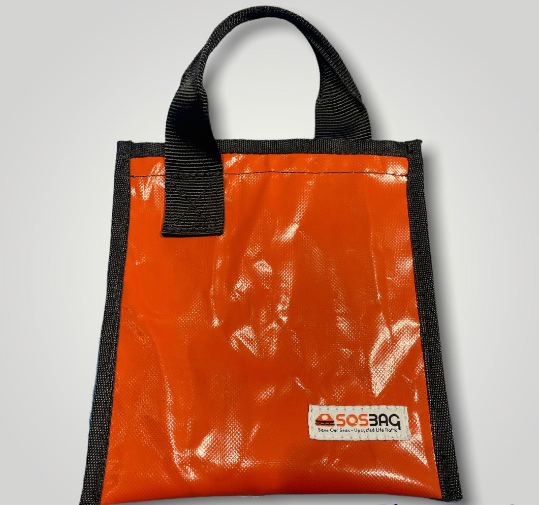 AMANTINA sustainable mini bag. Take your iPad mini, your cell phone and the essentials. Silver/Black/Orange choose yours.