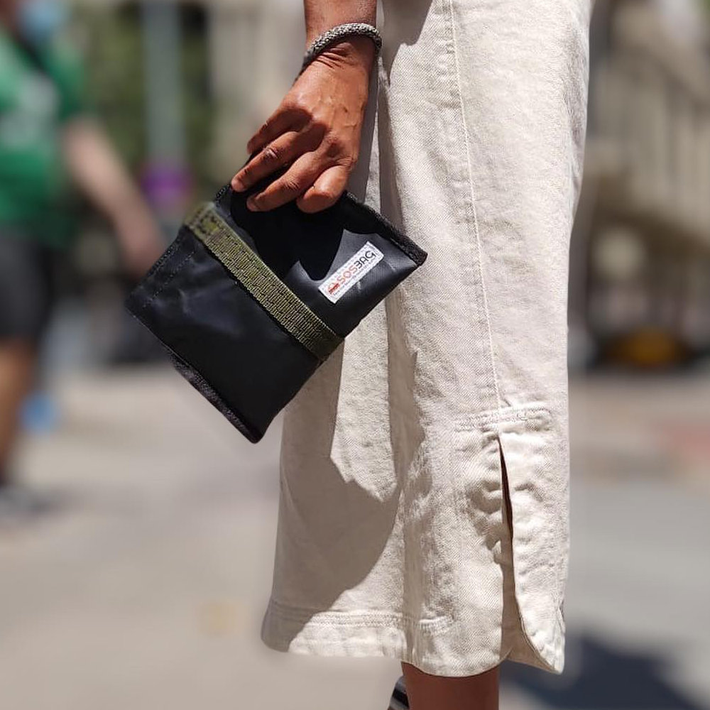GRUMET mini clutch. Black/green. Sustainable and waterproof tote bag for women, ideal for your mobile phone or beach toiletry bag.