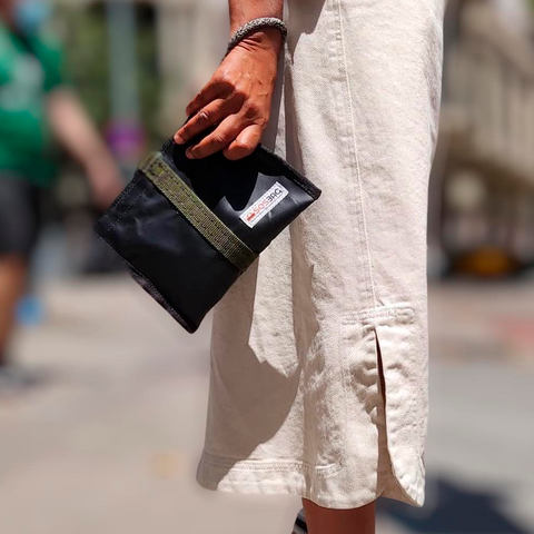 BLACK MINI CLUTCH BAG.